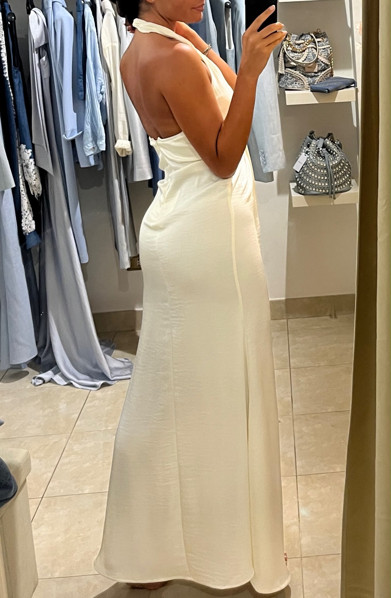 ABITO BIANCO CON SCOLLO ELEH