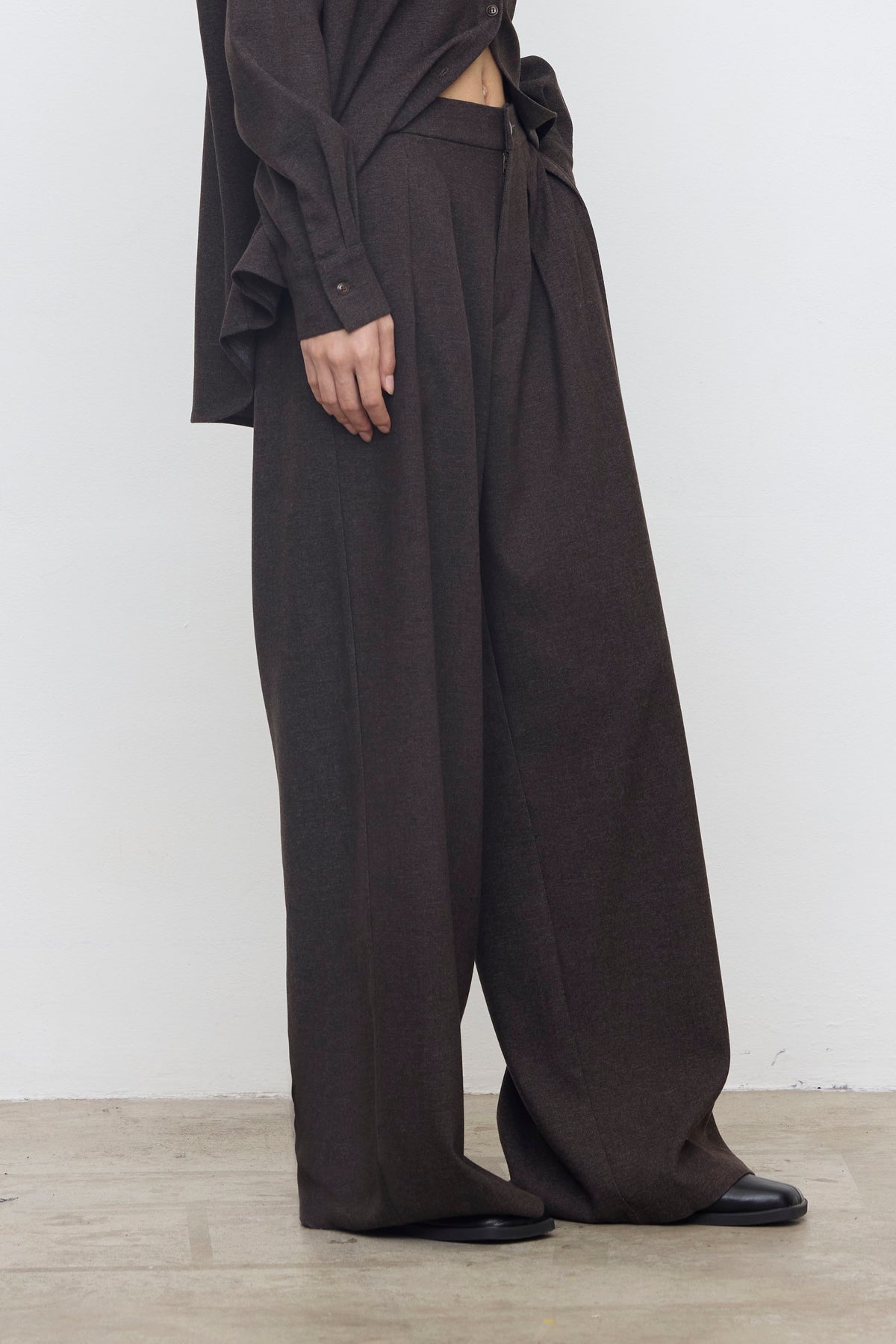 PANTALONE AMPIO MORO CON PENCES ELEH