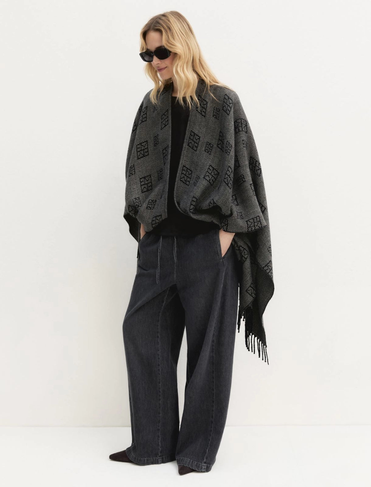 PONCHO JACQUARD CON FRANGE NERO EMME