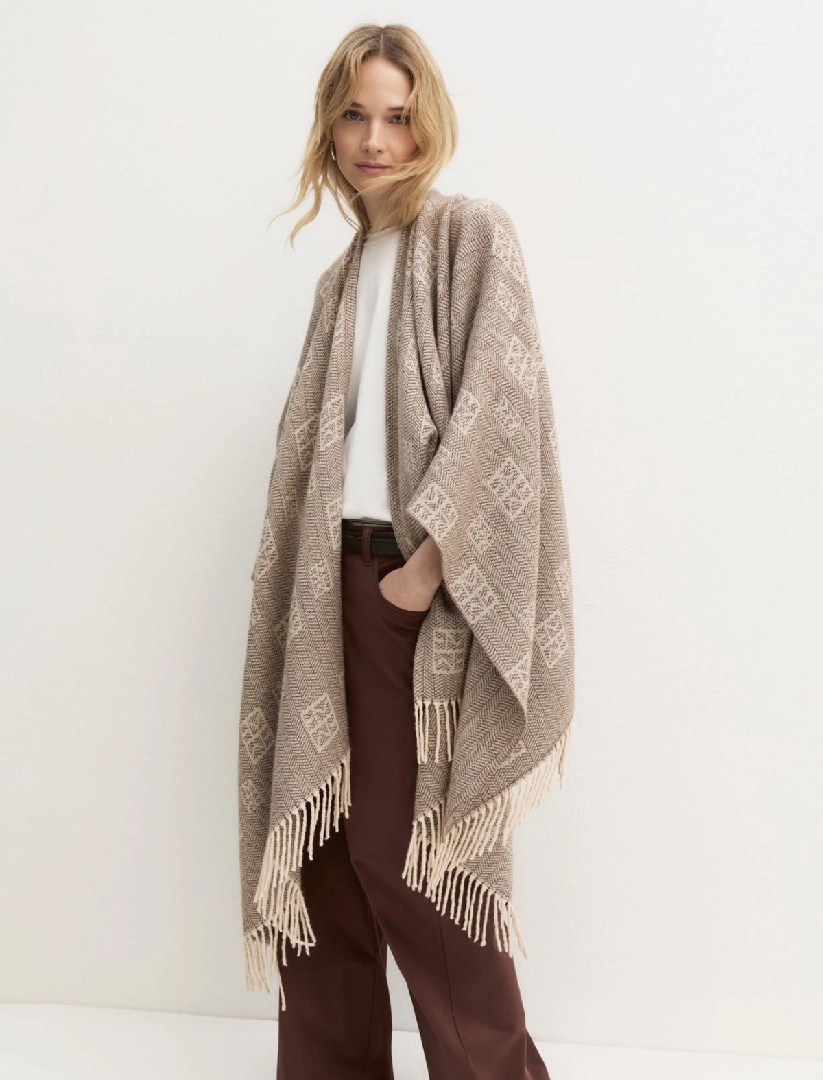 PONCHO JACQUARD CON FRANCE CAMMELLO EMME
