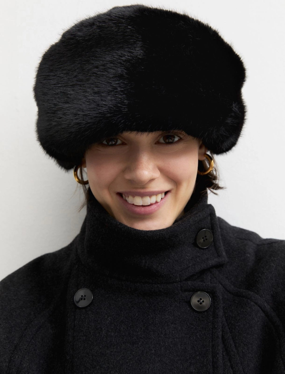 BERRETTO CON BORDO IN TESSUTO FURRY NERO EMME