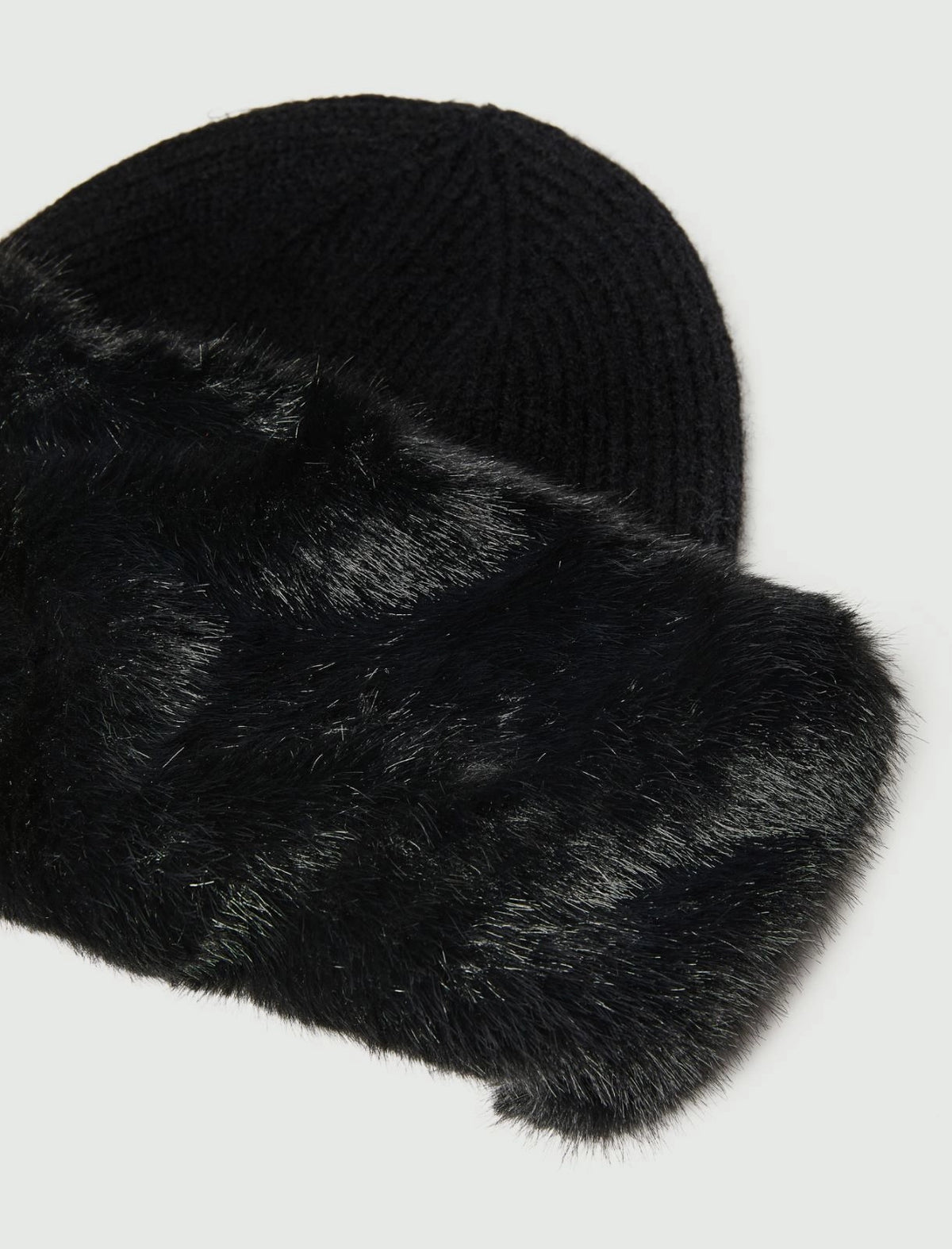 BERRETTO CON BORDO IN TESSUTO FURRY NERO EMME