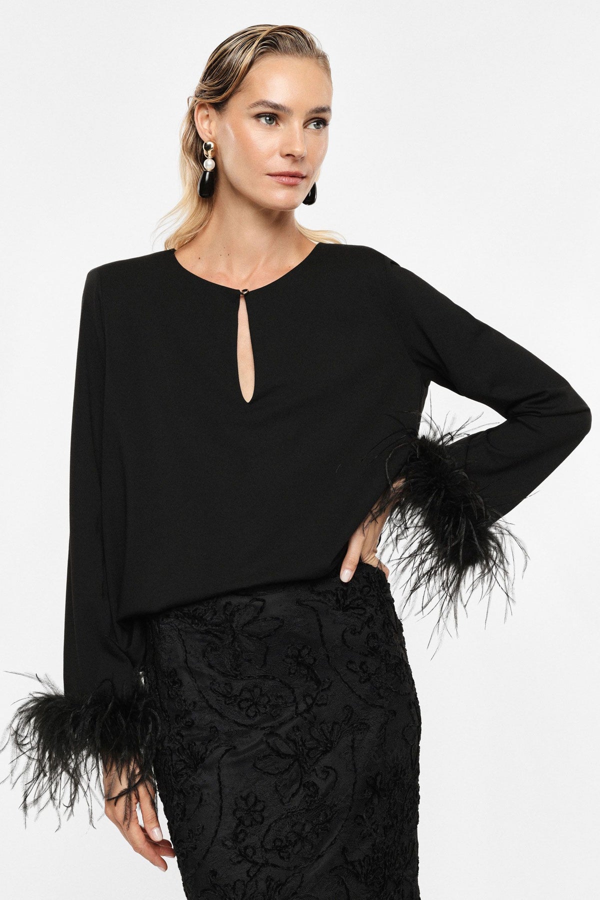 Blusa nera Imperial con piume ai polsi e scollo a goccia