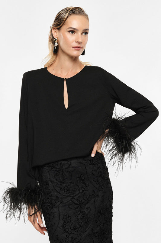 Blusa nera Imperial con piume ai polsi e scollo a goccia