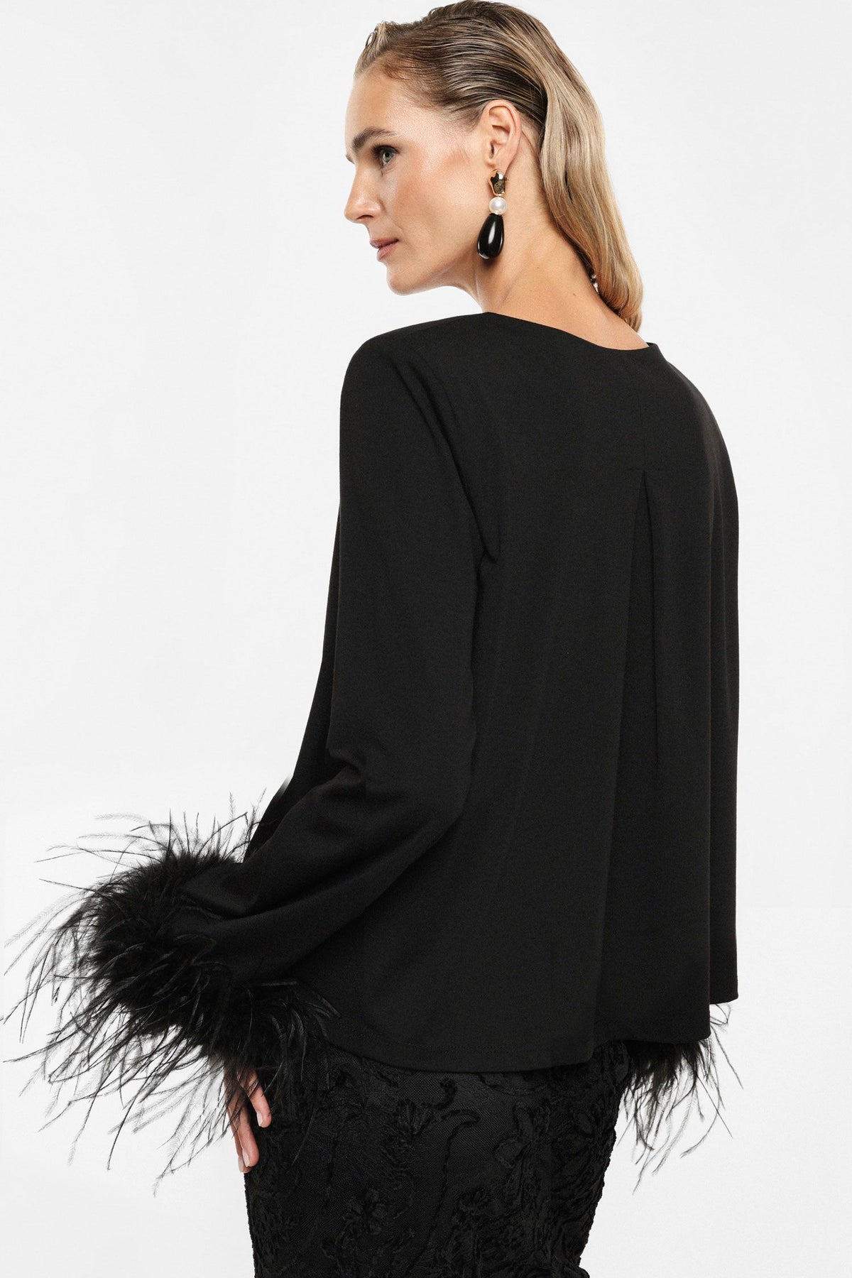 Blusa nera Imperial con piume ai polsi e scollo a goccia