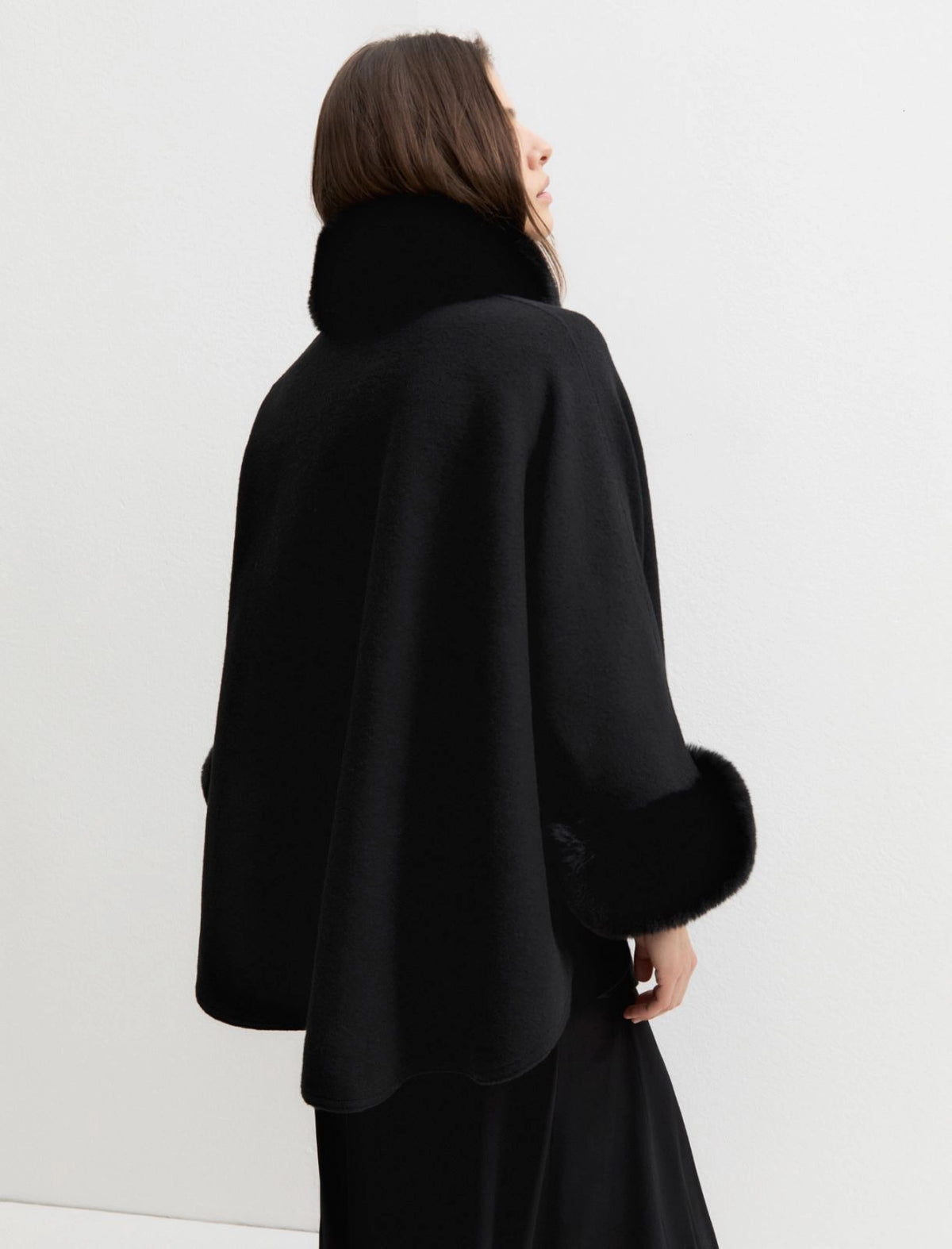 CAPPA IN PANNO CON BORDI IN TESSUTO FURRY NERO EMME