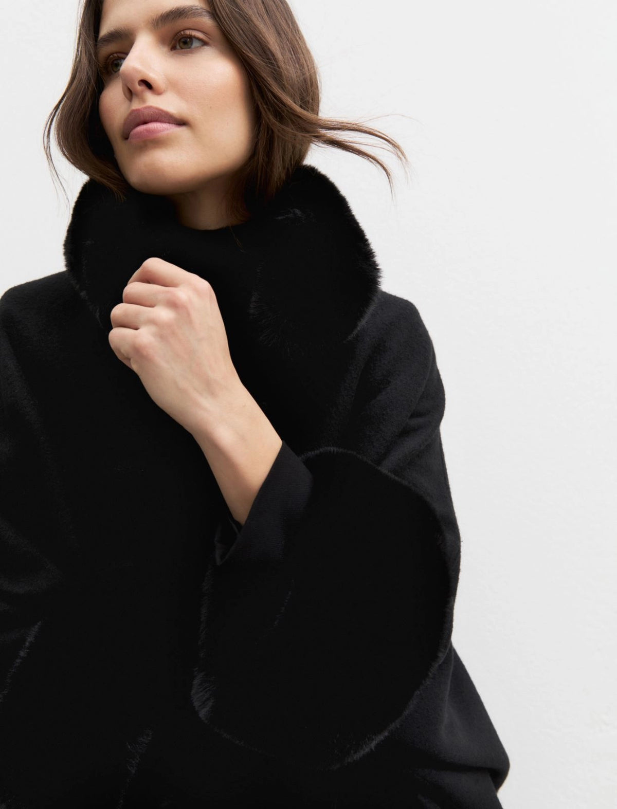 CAPPA IN PANNO CON BORDI IN TESSUTO FURRY NERO EMME
