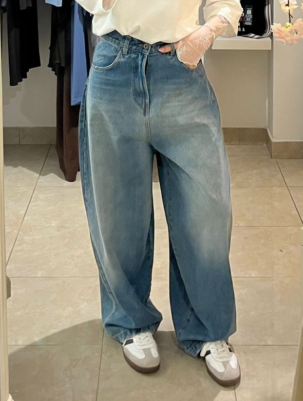 JEANS OVER BALOON MOTEL