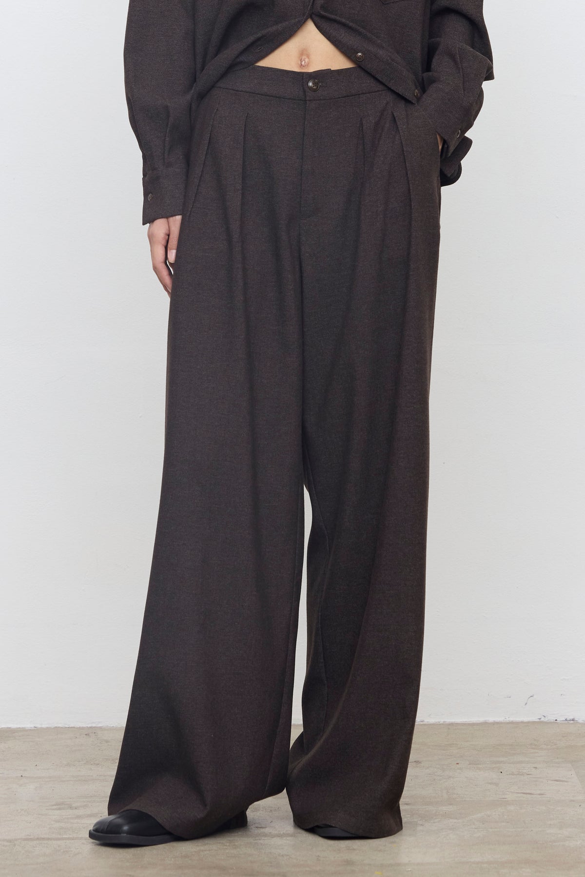 PANTALONE AMPIO MORO CON PENCES ELEH