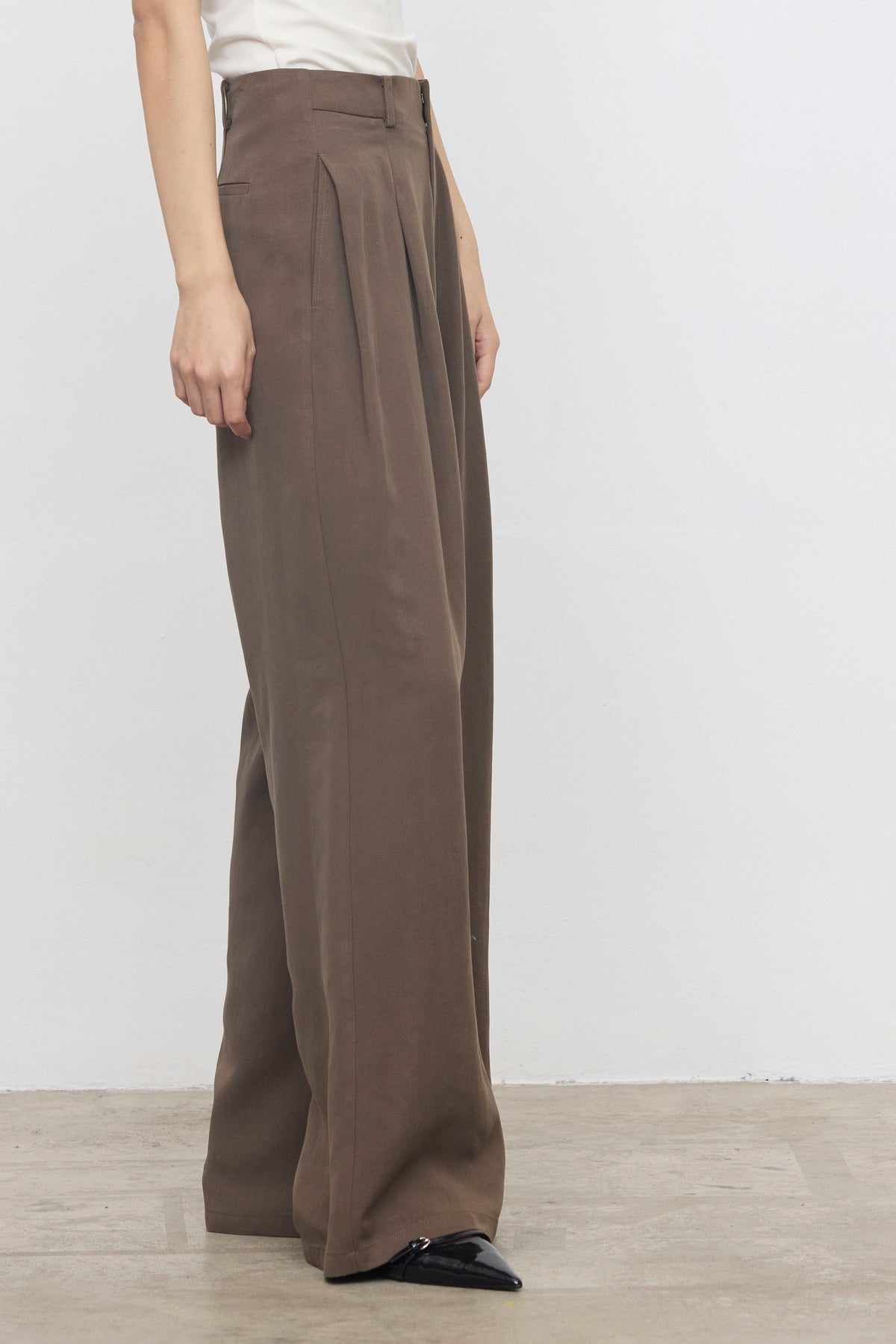 PANTALONE FANGO CON PENCES ELEH