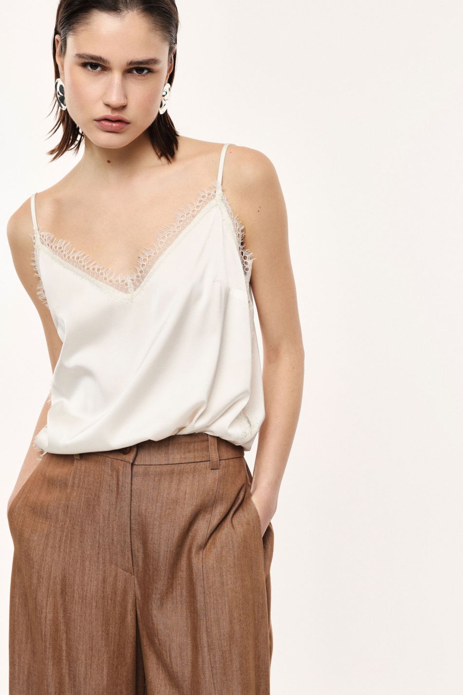 TOP CON SPALLINE SOTTILI E INSERTO IN PIZZO IMPERIAL