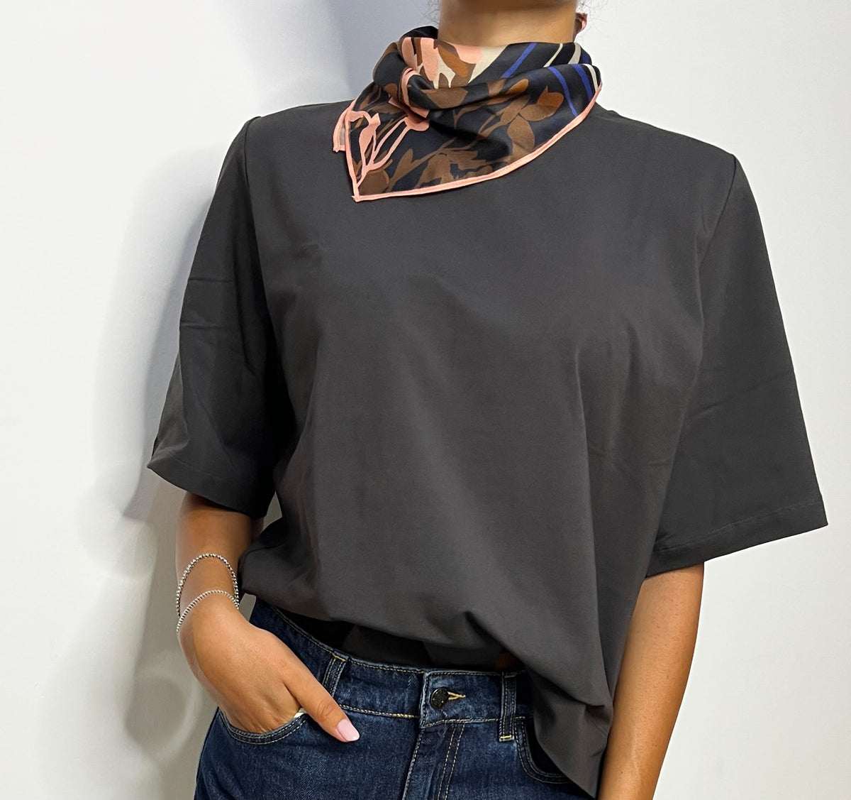 T-SHIRT CON FULARD EMME