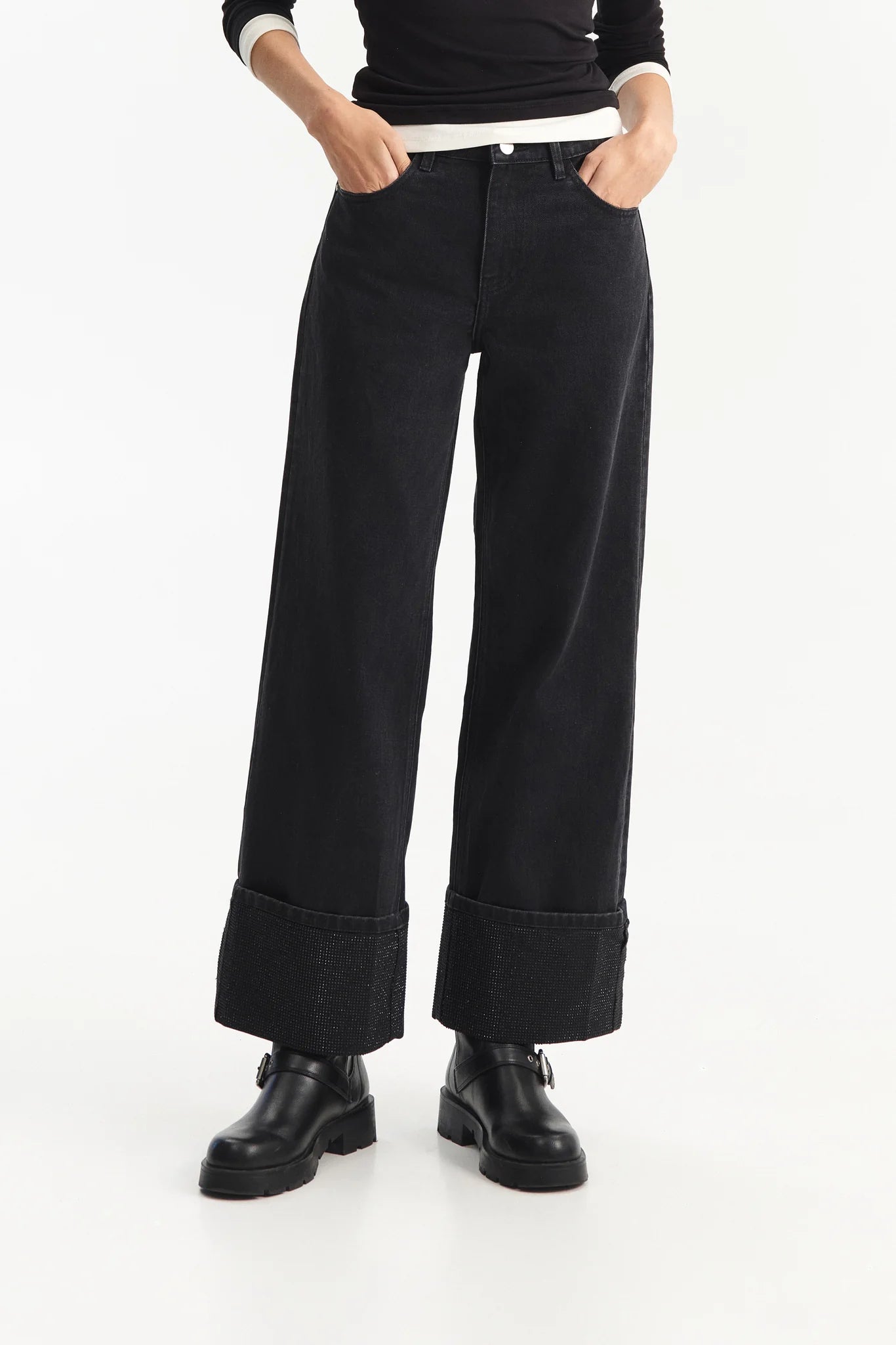 JEANS NERO CON RISVOLTO E STRASS ELEH