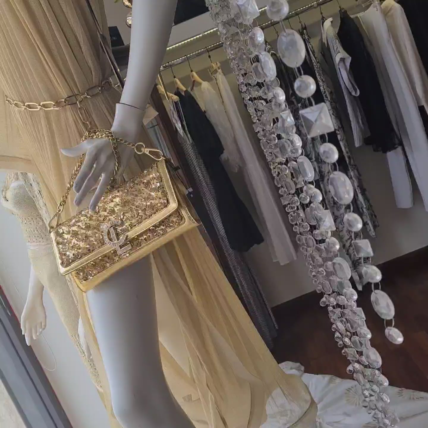 Carica il video: 